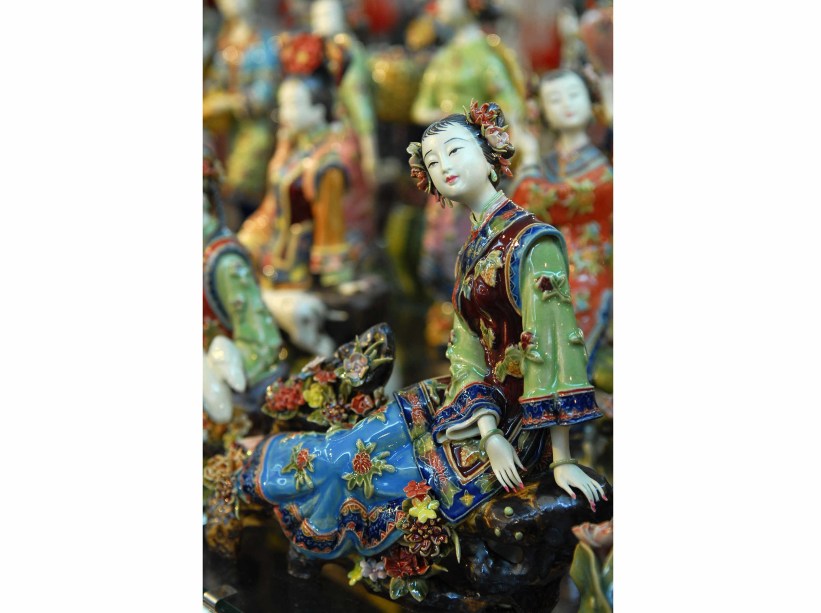 Há também as bonecas de cerâmica chinesa, que são mais refinadas, frágeis, detalhadas e feitas com muita técnica para chegar à verdadeira perfeição