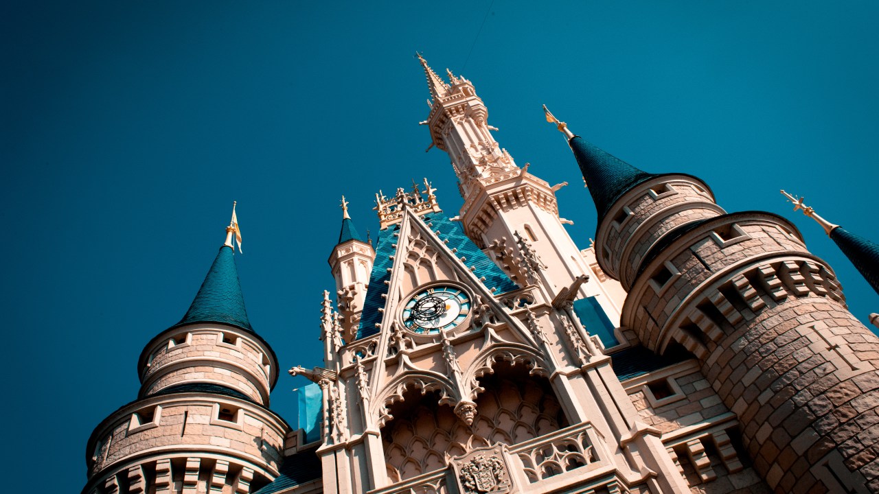 Castelo da Cinderela com o relógio da torre em primeiro plano Walt Disney World Magic Kingdom Orlando Estados Unidos parque