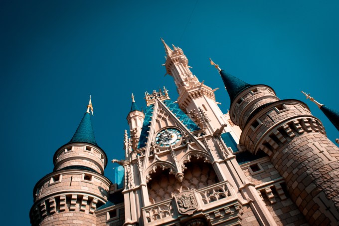 Castelo da Cinderela com o relógio da torre em primeiro plano Walt Disney World Magic Kingdom Orlando Estados Unidos parque