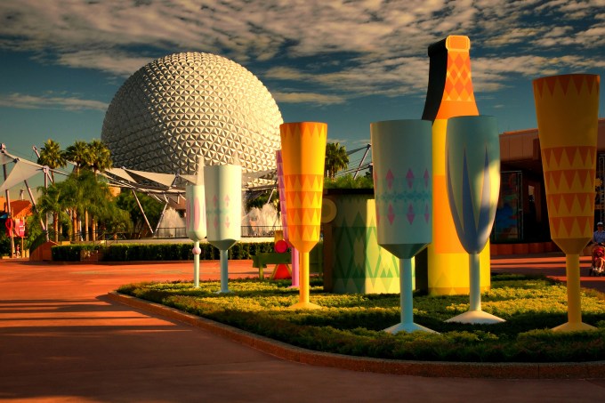 Epcot, da Disney, com taças e garrafas em primeiro plano