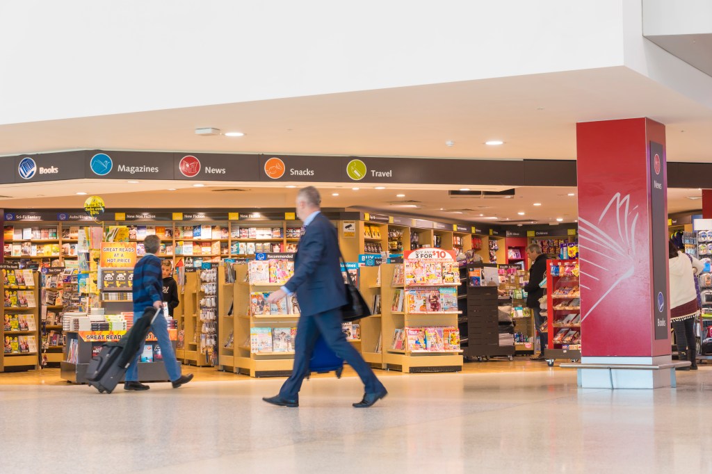 Viajantes passam em frente a livraria do aeroporto de Melbourne, na Austrália