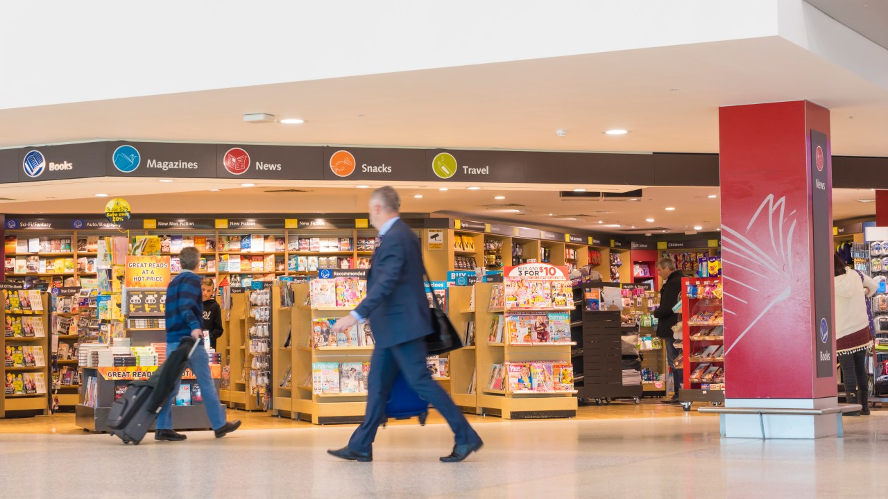 Viajantes passam em frente a livraria do aeroporto de Melbourne, na Austrália