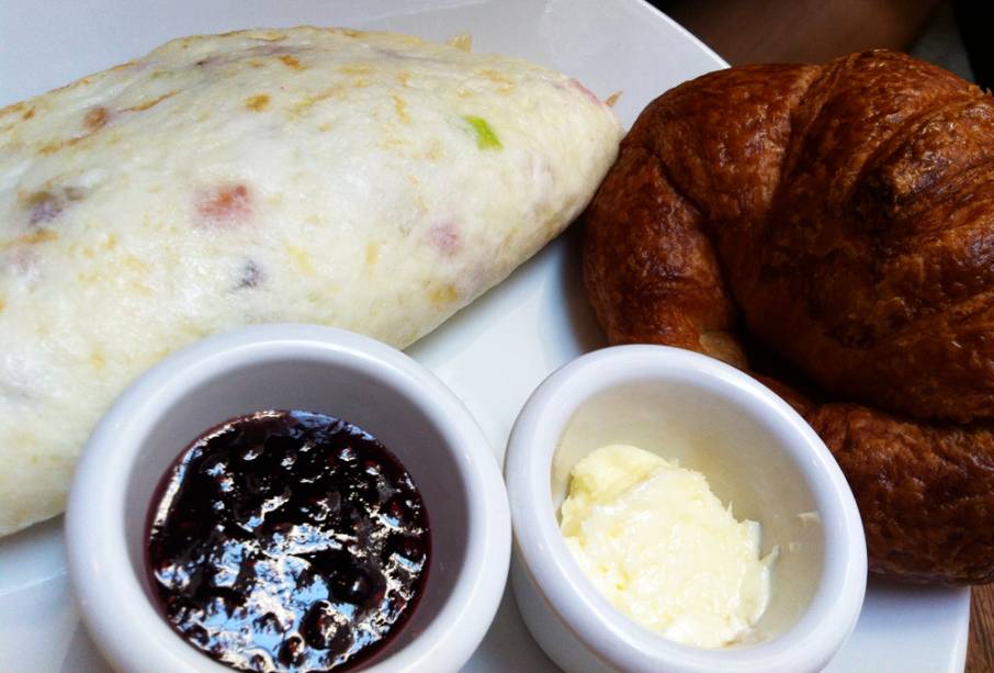 O omelete de ovos brancos, queijo e tomate do Sarabeths Tribeca O omelete de ovos brancos, queijo e tomate do Sarabeths Tribeca