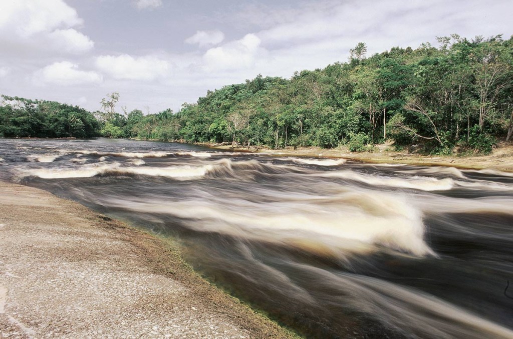 É possível chegar às cachoeiras pela rodovia AM-240 para Balbina ou pela BR-174 para Boa Vista