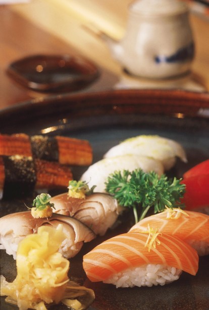 Antes de servi-los, o sushiman besunta os niguiris com um shoyu artesanal, produzido na casa. Assim, evita que uma dose a mais do molho mascare o sabor dos outros ingredientes