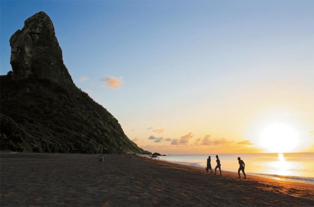 O Morro do Pico e o sol na Praia da Conceição, na melhor hora