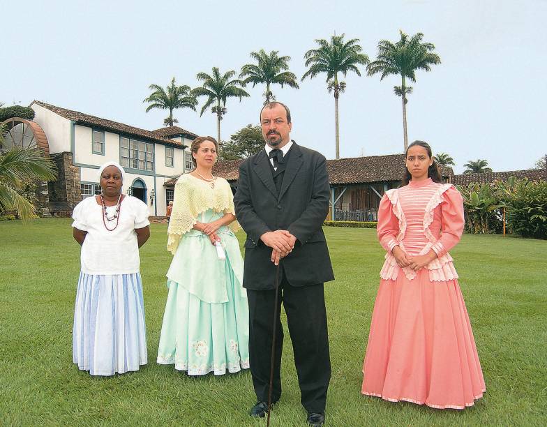 Roberto Freitas e atrizes que compõem o "casting" da Fazenda Ponte Alta, na Barra do Piraí (RJ), antiga fazenda de café transformada em hotel preservando a senzala, rodas dágua que movimentavam os pilões onde o café era descascado