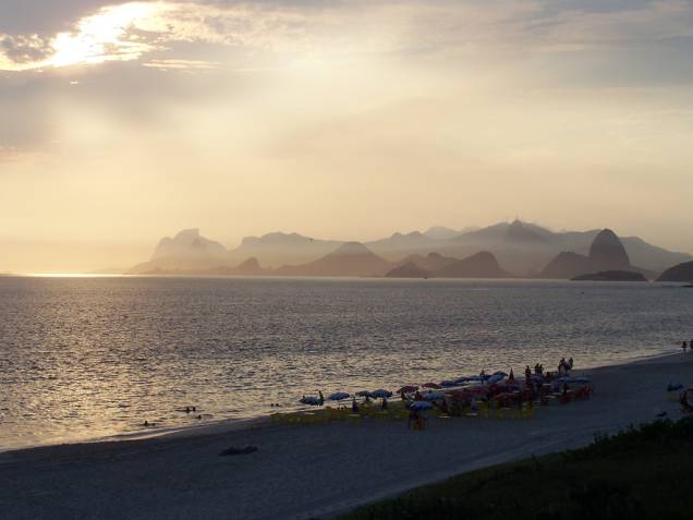 As referências da Praia de Itacoatiara são a Pedra do Elefante (no canto esquerdo) e uma piscina natural (no direito) As referências da Praia de Itacoatiara são a Pedra do Elefante (no canto esquerdo) e uma piscina natural (no direito)