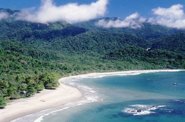 Vista aérea da <strong>Praia de Castelhanos</strong>; a estrela de Ilhabela (SP), tem longa faixa de areia, com quase 2 km de extensão, e mar de águas claras, bom para surfar