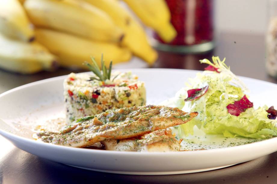 Frango com chutney de banana e cuscuz marroquino, do restaurante Sal Gastronomia