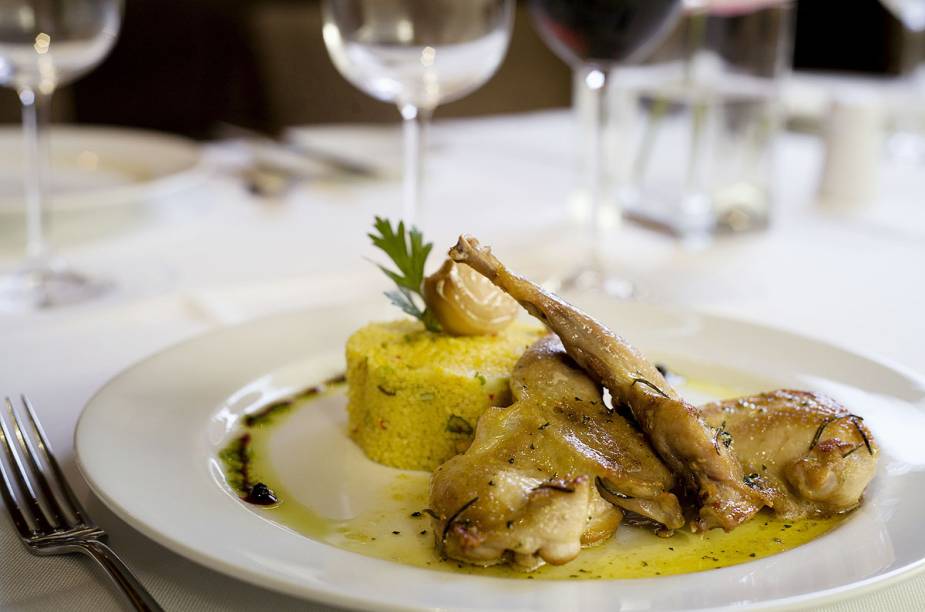 Perdiz marinada sautée com cuscuz marroquino e manteiga de limão, prato do restaurante Wiella Bistrô, em Recife (PE)