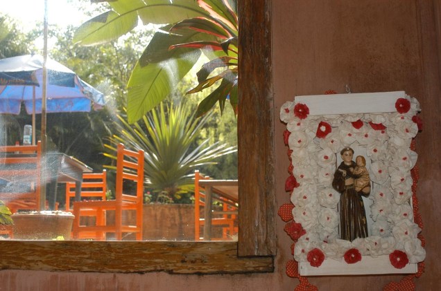 A decoração de Santo Antônio do Maritaka dá um ar de "casa de avó" ao café