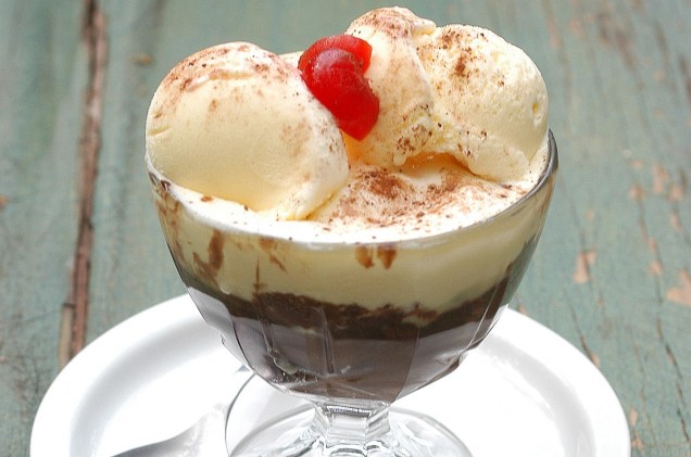 Taça de sorvete com chocolate do Maritaka