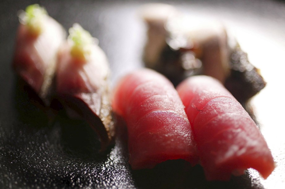 Pratos imperdíveis no Jun Sakamoto são os niguiris impecáveis, com peixes e moluscos reluzentes, servidos no omakassê e escolhidos de acordo com a disponibilidade do mercado