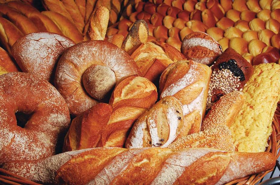 Pães de diversos tipos, oferecidos pela padaria do empório Perini