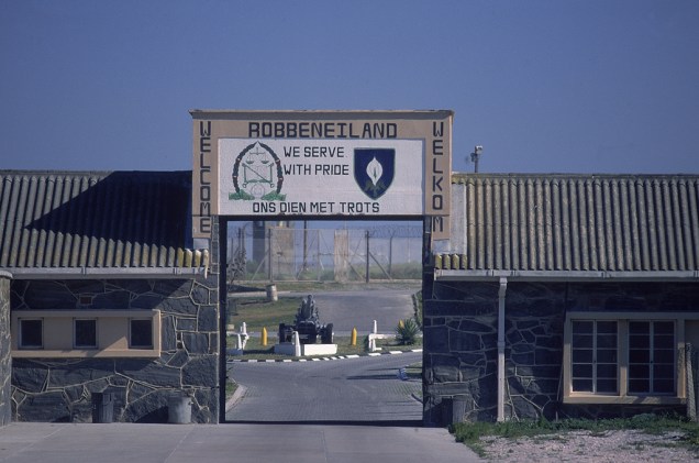 Na prisão de <a href="https://viajeaqui.abril.com.br/estabelecimentos/africa-do-sul-cidade-do-cabo-atracao-robben-island" rel="Robben Island" target="_blank">Robben Island</a>, Nelson Mandela cumpriu 17 dos 27 anos de sua pena. O local foi transformado em um museu e mantém objetos dos antigos presos