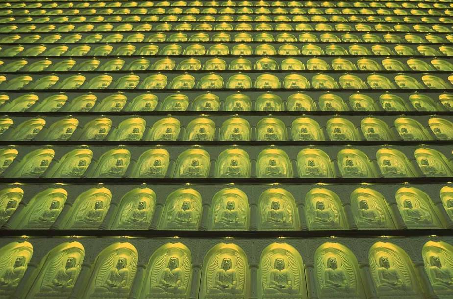 Parede revestida com 8000 pequenos Budas iluminados, no Templo Zu Lai
