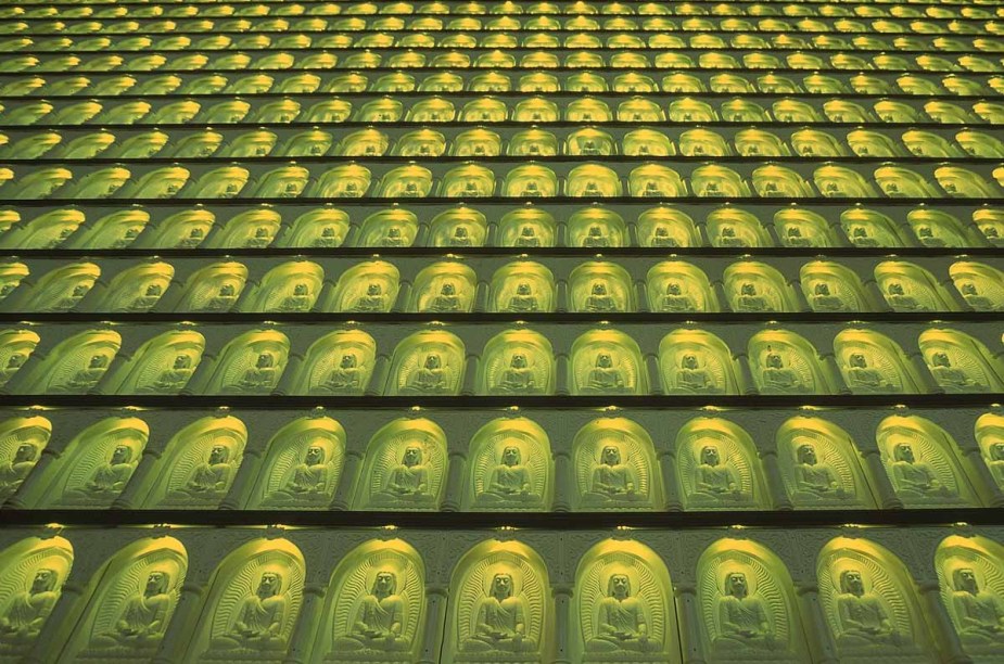 Parede revestida com 8000 pequenos Budas iluminados, no Templo Zu Lai
