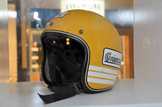 Ao todo, há seis capacetes usados por Ayrton Senna na exposição