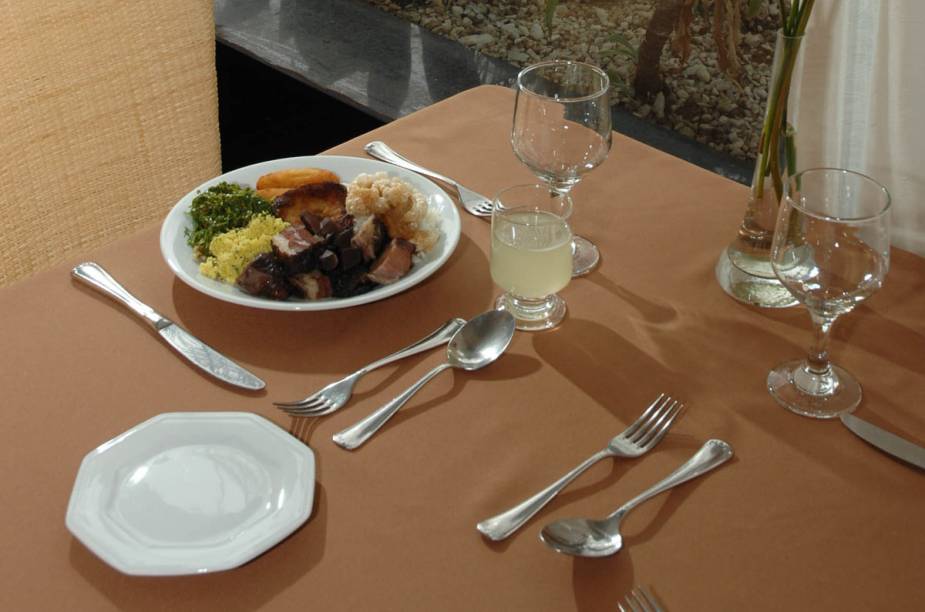 Prato de feijoada, do restaurante-escola do Senac, dentro do Hotel Ilha do Boi