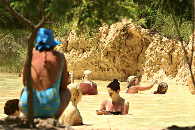Turistas tomando banho de argila na Praia de Itapuama, em Cabo de Santo Agostinho, Pernambuco