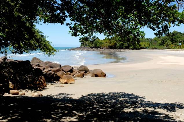 <strong>Praia Preta</strong> Com areia escura e batida, tem pequenas palmeiras servem de suporte para redes montadas por turistas. Do lado direito, com acesso pelas pedras, está a pequenina Praia das Conchas.