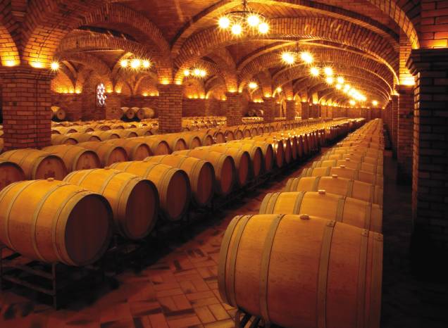 Na Vinícola Salton, em Bento Gonçalves, o visitante conhece as caves que acomodam até 6 milhões de garrafas, a linha de produção e a área de vinificação