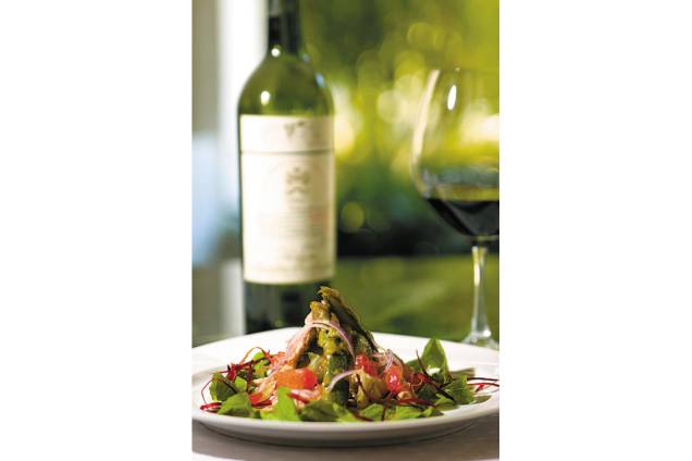 <strong>RESTAURANTES – Petrópolis leva a melhor!</strong><br /><br />A união entre uma cidade com construções imperiais e pousadas românticas nos distritos reflete-se também nas mesas. Chefs talentosos – ou muitas vezes, dedicados proprietários – comandam a cozinha das principais pousadas, que tem seus restaurantes abertos ao público. Das cinco casas estreladas na edição 2012 do GUIA BRASIL QUATRO RODAS, três ficam em hotéis de charme: <a href="https://viajeaqui.abril.com.br/estabelecimentos/br-rj-petropolis-restaurante-locanda-della-mimosa-pousada" rel="Locanda della Mimosa" target="_blank">Locanda della Mimosa</a> (foto), <a href="https://viajeaqui.abril.com.br/estabelecimentos/br-rj-petropolis-restaurante-fazenda-das-videiras-pousada" rel="Fazenda das Videiras" target="_blank">Fazenda das Videiras</a> e <a href="https://viajeaqui.abril.com.br/estabelecimentos/br-rj-petropolis-restaurante-imperatriz-leopoldina-hotel-solar-do-imperio" rel="Imperatriz Leopoldina" target="_blank">Imperatriz Leopoldina</a> (Hotel Solar do Rosário). Quem se sentir intimidado pelo clima intimista dos hotéis de charme, é só seguir para o distrito de Itaipava. Restaurantes, bares e baladas aparecem a cada metro da Estrada União e Indústria, inclusive as outras duas casas estreladas do GUIA BRASIL QUATRO RODAS - o português <a href="https://viajeaqui.abril.com.br/estabelecimentos/br-rj-petropolis-restaurante-parro-do-valentim" rel="Parrô do Valentim" target="_blank">Parrô do Valentim</a> e o italiano <a href="https://viajeaqui.abril.com.br/estabelecimentos/br-rj-petropolis-restaurante-il-perugino" rel="Il Perugino" target="_blank">Il Perugino</a>.<br /><br />O bom gourmet encontrará boas casas do outro lado da Serra dos Órgãos, mas em número mais reduzido. Ainda assim algumas joias são encontradas em Teresópolis. Único restaurante russo do país, o <a href="https://viajeaqui.abril.com.br/estabelecimentos/br-rj-teresopolis-restaurante-dona-irene" rel="Dona Irene" target="_blank">Dona Irene</a> monta um banquete da época dos czares acompanhado de uma inesquecível vodca caseira. Essa combinação garante a casa, duas estrelas no GUIA BRASIL QUATRO RODAS. No coração do Centro, desde 1954 o restaurante <a href="https://viajeaqui.abril.com.br/estabelecimentos/br-rj-teresopolis-restaurante-taberna-alpina" rel="Taberna Alpina" target="_blank">Taberna Alpina</a> prepara pratos da cozinha alemã a preços módicos. Próximo a Granja Comary, a <a href="https://viajeaqui.abril.com.br/estabelecimentos/br-rj-teresopolis-restaurante-manjericao" rel="pizzaria Manjericão" target="_blank">pizzaria Manjericão</a> não inclui carne em suas redondas. <strong>RESTAURANTES – Petrópolis leva a melhor!</strong><br /><br />A união entre uma cidade com construções imperiais e pousadas românticas nos distritos reflete-se também nas mesas. Chefs talentosos – ou muitas vezes, dedicados proprietários – comandam a cozinha das principais pousadas, que tem seus restaurantes abertos ao público. Das cinco casas estreladas na edição 2012 do GUIA BRASIL QUATRO RODAS, três ficam em hotéis de charme: <a href="https://viajeaqui.abril.com.br/estabelecimentos/br-rj-petropolis-restaurante-locanda-della-mimosa-pousada" rel="Locanda della Mimosa" target="_blank">Locanda della Mimosa</a> (foto), <a href="https://viajeaqui.abril.com.br/estabelecimentos/br-rj-petropolis-restaurante-fazenda-das-videiras-pousada" rel="Fazenda das Videiras" target="_blank">Fazenda das Videiras</a> e <a href="https://viajeaqui.abril.com.br/estabelecimentos/br-rj-petropolis-restaurante-imperatriz-leopoldina-hotel-solar-do-imperio" rel="Imperatriz Leopoldina" target="_blank">Imperatriz Leopoldina</a> (Hotel Solar do Rosário). Quem se sentir intimidado pelo clima intimista dos hotéis de charme, é só seguir para o distrito de Itaipava. Restaurantes, bares e baladas aparecem a cada metro da Estrada União e Indústria, inclusive as outras duas casas estreladas do GUIA BRASIL QUATRO RODAS - o português <a href="https://viajeaqui.abril.com.br/estabelecimentos/br-rj-petropolis-restaurante-parro-do-valentim" rel="Parrô do Valentim" target="_blank">Parrô do Valentim</a> e o italiano <a href="https://viajeaqui.abril.com.br/estabelecimentos/br-rj-petropolis-restaurante-il-perugino" rel="Il Perugino" target="_blank">Il Perugino</a>.<br /><br />O bom gourmet encontrará boas casas do outro lado da Serra dos Órgãos, mas em número mais reduzido. Ainda assim algumas joias são encontradas em Teresópolis. Único restaurante russo do país, o <a href="https://viajeaqui.abril.com.br/estabelecimentos/br-rj-teresopolis-restaurante-dona-irene" rel="Dona Irene" target="_blank">Dona Irene</a> monta um banquete da época dos czares acompanhado de uma inesquecível vodca caseira. Essa combinação garante a casa, duas estrelas no GUIA BRASIL QUATRO RODAS. No coração do Centro, desde 1954 o restaurante <a href="https://viajeaqui.abril.com.br/estabelecimentos/br-rj-teresopolis-restaurante-taberna-alpina" rel="Taberna Alpina" target="_blank">Taberna Alpina</a> prepara pratos da cozinha alemã a preços módicos. Próximo a Granja Comary, a <a href="https://viajeaqui.abril.com.br/estabelecimentos/br-rj-teresopolis-restaurante-manjericao" rel="pizzaria Manjericão" target="_blank">pizzaria Manjericão</a> não inclui carne em suas redondas.