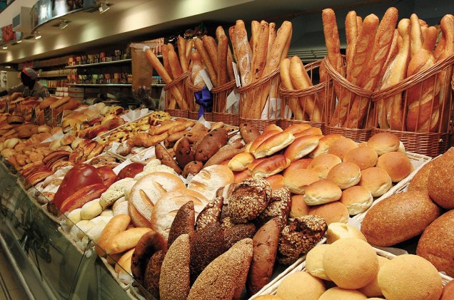 Mesa de pães de diversos tipos; as oito lojas na capital da Bahia abrem às 6h, todos os dias