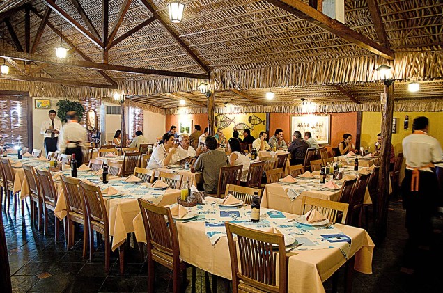 O ambiente do restaurante Choupana, em Manaus (AM) tem decoração rústica