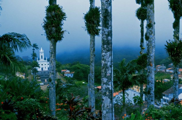 Vista de Guaramiranga, cidade localizada na Serra de Baturité, com a Igreja Matriz de Nossa Senhora da Conceição à esquerda