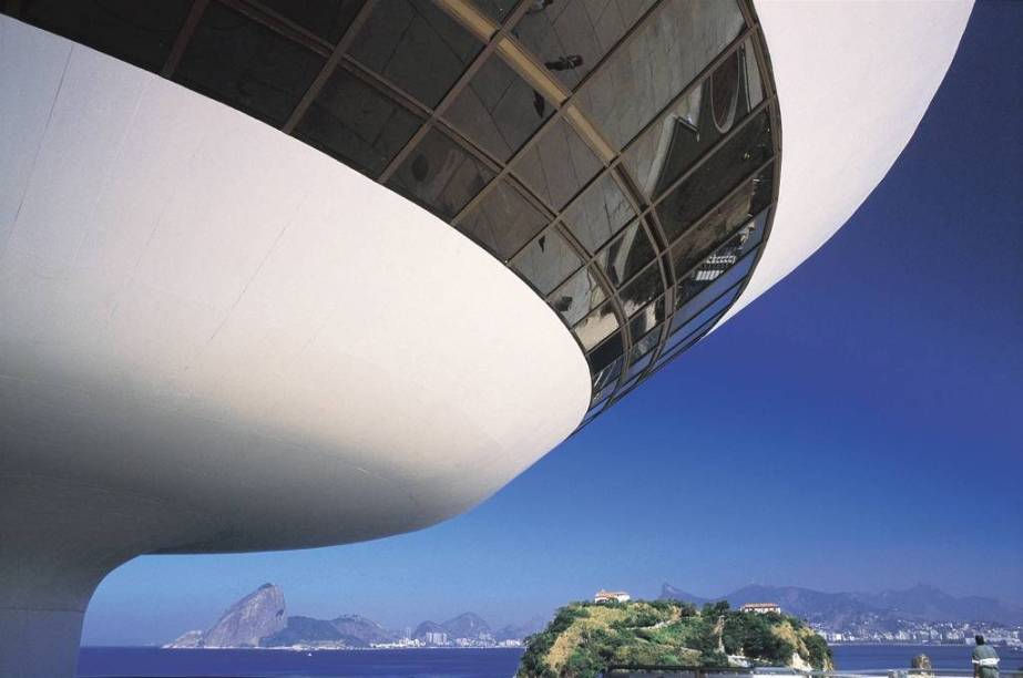 <strong>8. <a href="/cidades/br-rj-niteroi" target="_blank">Niterói</a> (2 dias) </strong>Ela não se gaba apenas por ter a vista mais fotogênica do Rio, mas também pelas lindas praias e pelo <a href="http://viajeaqui.abril.com.br/estabelecimentos/br-rj-niteroi-atracao-museu-de-arte-contemporanea"><strong>Museu de Arte Contemporânea</strong></a>, obra-prima do arquiteto Oscar Niemeyer.