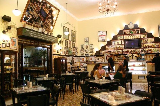 Interior do bar Alagoana, um dos mais tradicionais de Maceió (AL)
