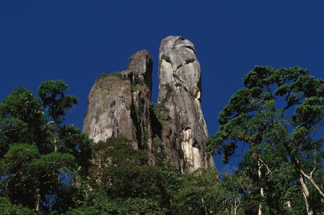 Pico Dedo de Deus, um dos cartões-postais da cidade, no Parque Nacional da Serra dos Órgãos