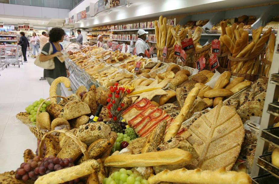 Cliente escolhe pães no balcão decorado pela padaria