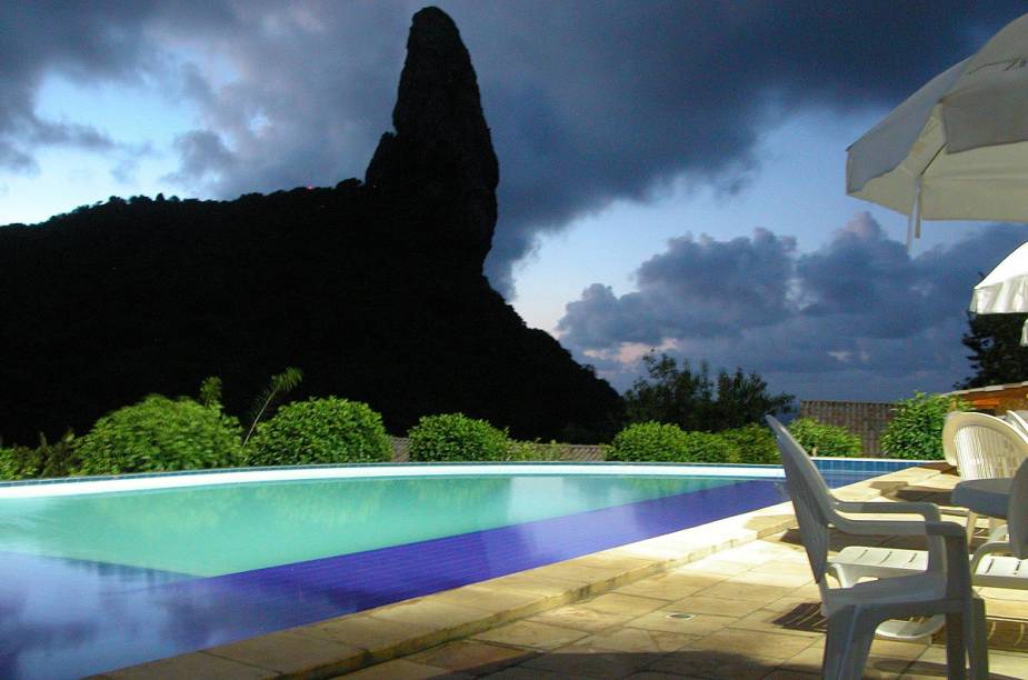 A piscina da pousada, com vista para o Morro do Pico