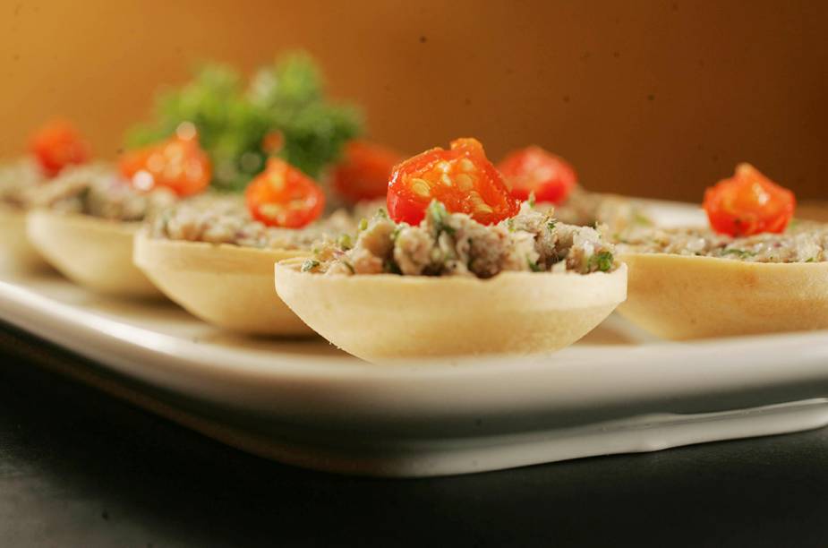 Canapés de sardinha, cebola roxa e pimenta-biquinho, do Bar da Dona Onça.