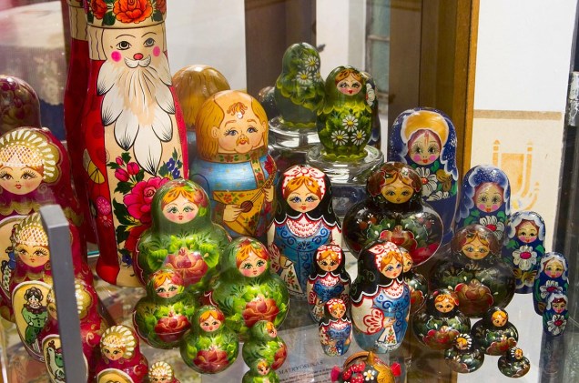 Matrioskas - as tradicionais bonecas russas -, decoram o ambiente do restaurante em Teresópolis (RJ)