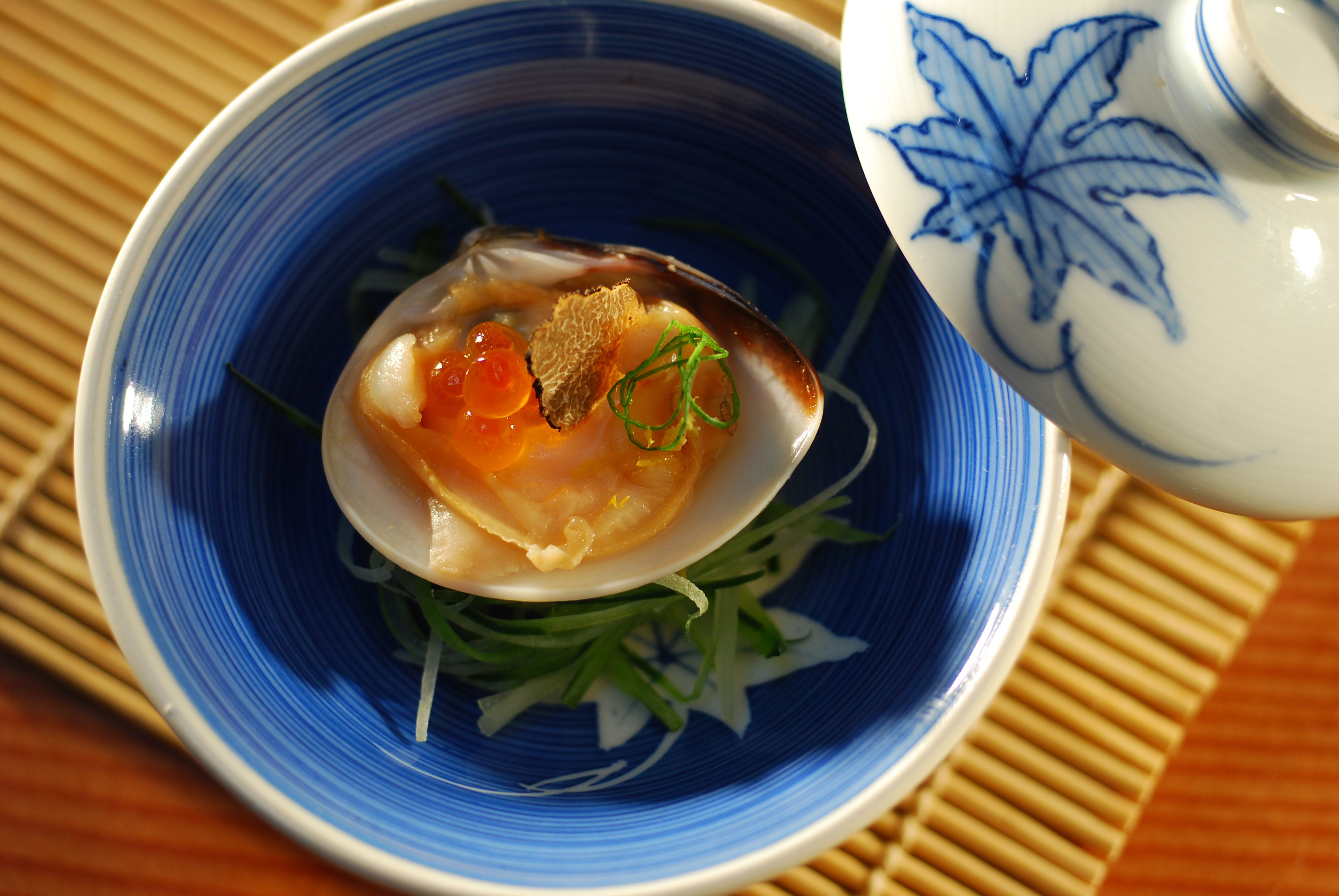 "Hamaguri", marisco, trufa e ovas em criação, prato do chef Tsuyoshi Murakami, do restaurante Kinoshita