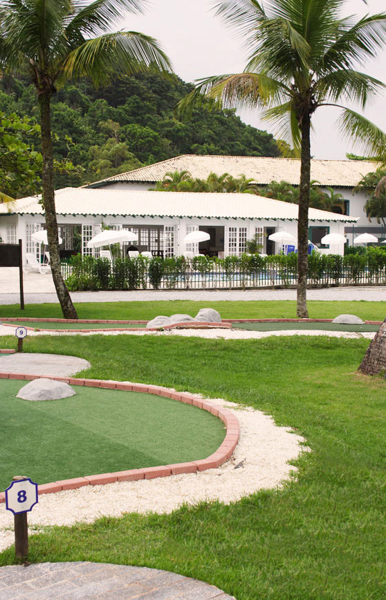 <a href="https://viajeaqui.abril.com.br/cidades/br-sp-guaruja" rel="GUARUJÁ (SP)" target="_blank"><strong>GUARUJÁ (SP)</strong></a><br /> <br /> <strong><a href="https://viajeaqui.abril.com.br/estabelecimentos/br-sp-guaruja-hospedagem-casa-grande-hotel-resort-spa" rel="Casa Grande Hotel Resort & Spa" target="_blank">Casa Grande Hotel Resort & Spa</a></strong><br /> De 5 a 8 de abril, a garotada poderá brincar na Floresta Encantada do Cacau, um espaço exclusivo criado para a temporada que terá oficinas, pequenos coelhinhos, ninhos com ovinhos, cestas de frutas e montanha de chocolate. As crianças ainda terão que percorrer os jardins do hotel em busca dos ovos escondidos pela equipe de recreação. No jantar especial serão servidos pratos tradicionais de Páscoa e sobremesas a base de cacau. O pacote com direito a café da manhã e jantar custa desde R$ 1 149 por pessoa. Crianças até 12 anos não pagam. <a href="https://viajeaqui.abril.com.br/cidades/br-sp-guaruja" rel="GUARUJÁ (SP)" target="_blank"><strong>GUARUJÁ (SP)</strong></a><br /> <br /> <strong><a href="https://viajeaqui.abril.com.br/estabelecimentos/br-sp-guaruja-hospedagem-casa-grande-hotel-resort-spa" rel="Casa Grande Hotel Resort & Spa" target="_blank">Casa Grande Hotel Resort & Spa</a></strong><br /> De 5 a 8 de abril, a garotada poderá brincar na Floresta Encantada do Cacau, um espaço exclusivo criado para a temporada que terá oficinas, pequenos coelhinhos, ninhos com ovinhos, cestas de frutas e montanha de chocolate. As crianças ainda terão que percorrer os jardins do hotel em busca dos ovos escondidos pela equipe de recreação. No jantar especial serão servidos pratos tradicionais de Páscoa e sobremesas a base de cacau. O pacote com direito a café da manhã e jantar custa desde R$ 1 149 por pessoa. Crianças até 12 anos não pagam.