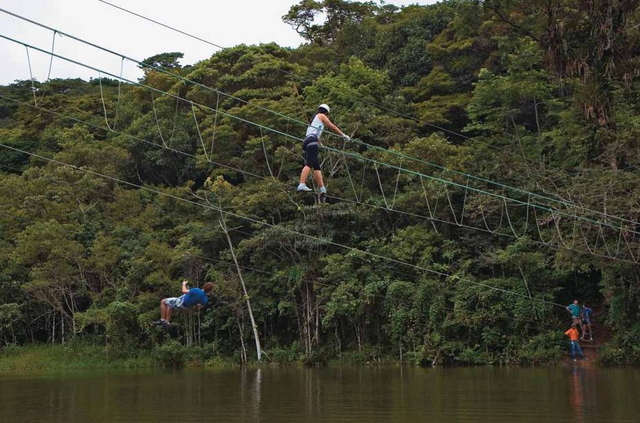 Turista pratica arvorismo no Parque das Trilhas, atração da cidade de Guaramiranga, Ceará