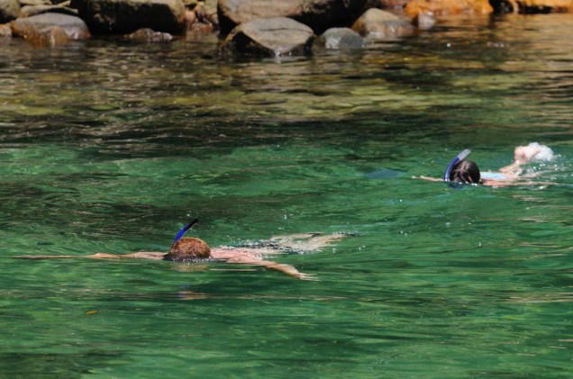 Turistas mergulhando na Lagoa Azul, na Ilha Grande