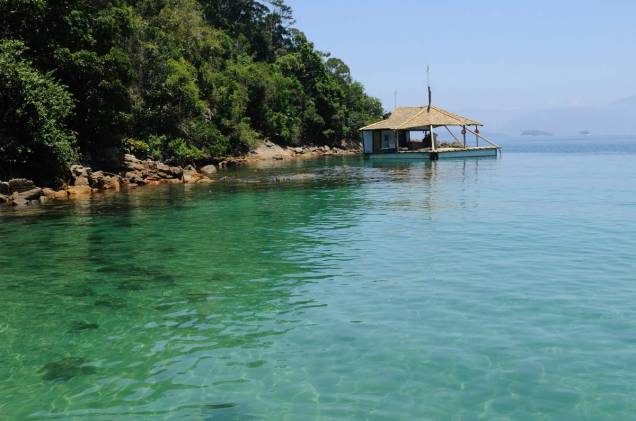 O destino é conhecido pelas belas praias combinadas a um preservado trecho da Mata Atlântica.O único jeito de alcançar a ilha é de barco, a partir de Angra dos Reis ou de Mangaratiba. <a href="https://www.booking.com/searchresults.pt-br.html?aid=332455&lang=pt-br&sid=eedbe6de09e709d664615ac6f1b39a5d&sb=1&src=searchresults&src_elem=sb&error_url=https%3A%2F%2Fwww.booking.com%2Fsearchresults.pt-br.html%3Faid%3D332455%3Bsid%3Deedbe6de09e709d664615ac6f1b39a5d%3Bcity%3D900051129%3Bclass_interval%3D1%3Bdest_id%3D-644945%3Bdest_type%3Dcity%3Bdtdisc%3D0%3Bfrom_sf%3D1%3Bgroup_adults%3D2%3Bgroup_children%3D0%3Binac%3D0%3Bindex_postcard%3D0%3Blabel_click%3Dundef%3Bno_rooms%3D1%3Boffset%3D0%3Bpostcard%3D0%3Braw_dest_type%3Dcity%3Broom1%3DA%252CA%3Bsb_price_type%3Dtotal%3Bsearch_selected%3D1%3Bsrc%3Dsearchresults%3Bsrc_elem%3Dsb%3Bss%3DGon%25C3%25A7alves%252C%2520%25E2%2580%258BMinas%2520Gerais%252C%2520%25E2%2580%258BBrasil%3Bss_all%3D0%3Bss_raw%3DGon%25C3%25A7alves%3Bssb%3Dempty%3Bsshis%3D0%3Bssne_untouched%3DConcei%25C3%25A7%25C3%25A3o%2520do%2520Ibitipoca%26%3B&ss=Ilha+Grande%2C+%E2%80%8BBrasil&ssne=Gon%C3%A7alves&ssne_untouched=Gon%C3%A7alves&city=-644945&checkin_monthday=&checkin_month=&checkin_year=&checkout_monthday=&checkout_month=&checkout_year=&no_rooms=1&group_adults=2&group_children=0&highlighted_hotels=&from_sf=1&ss_raw=Ilha+Grande&ac_position=0&ac_langcode=xb&dest_id=3464&dest_type=region&search_pageview_id=5af3723f3c62006e&search_selected=true&search_pageview_id=5af3723f3c62006e&ac_suggestion_list_length=5&ac_suggestion_theme_list_length=0" target="_blank" rel="noopener"><em>Busque hospedagens em Ilha Grande</em></a> O destino é conhecido pelas belas praias combinadas a um preservado trecho da Mata Atlântica.O único jeito de alcançar a ilha é de barco, a partir de Angra dos Reis ou de Mangaratiba. <a href="https://www.booking.com/searchresults.pt-br.html?aid=332455&lang=pt-br&sid=eedbe6de09e709d664615ac6f1b39a5d&sb=1&src=searchresults&src_elem=sb&error_url=https%3A%2F%2Fwww.booking.com%2Fsearchresults.pt-br.html%3Faid%3D332455%3Bsid%3Deedbe6de09e709d664615ac6f1b39a5d%3Bcity%3D900051129%3Bclass_interval%3D1%3Bdest_id%3D-644945%3Bdest_type%3Dcity%3Bdtdisc%3D0%3Bfrom_sf%3D1%3Bgroup_adults%3D2%3Bgroup_children%3D0%3Binac%3D0%3Bindex_postcard%3D0%3Blabel_click%3Dundef%3Bno_rooms%3D1%3Boffset%3D0%3Bpostcard%3D0%3Braw_dest_type%3Dcity%3Broom1%3DA%252CA%3Bsb_price_type%3Dtotal%3Bsearch_selected%3D1%3Bsrc%3Dsearchresults%3Bsrc_elem%3Dsb%3Bss%3DGon%25C3%25A7alves%252C%2520%25E2%2580%258BMinas%2520Gerais%252C%2520%25E2%2580%258BBrasil%3Bss_all%3D0%3Bss_raw%3DGon%25C3%25A7alves%3Bssb%3Dempty%3Bsshis%3D0%3Bssne_untouched%3DConcei%25C3%25A7%25C3%25A3o%2520do%2520Ibitipoca%26%3B&ss=Ilha+Grande%2C+%E2%80%8BBrasil&ssne=Gon%C3%A7alves&ssne_untouched=Gon%C3%A7alves&city=-644945&checkin_monthday=&checkin_month=&checkin_year=&checkout_monthday=&checkout_month=&checkout_year=&no_rooms=1&group_adults=2&group_children=0&highlighted_hotels=&from_sf=1&ss_raw=Ilha+Grande&ac_position=0&ac_langcode=xb&dest_id=3464&dest_type=region&search_pageview_id=5af3723f3c62006e&search_selected=true&search_pageview_id=5af3723f3c62006e&ac_suggestion_list_length=5&ac_suggestion_theme_list_length=0" target="_blank" rel="noopener"><em>Busque hospedagens em Ilha Grande</em></a>
