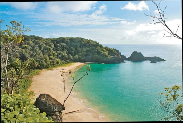 O ângulo clássico da Baía do Sancho, eleita pelos leitores da VT a melhor praia do Brasil