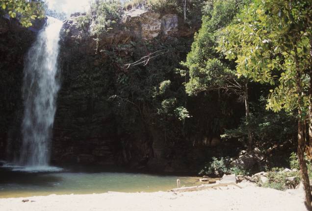 Formada pelo Rio das Almas, a Cachoeira do Abade tem poço para banho e prainha