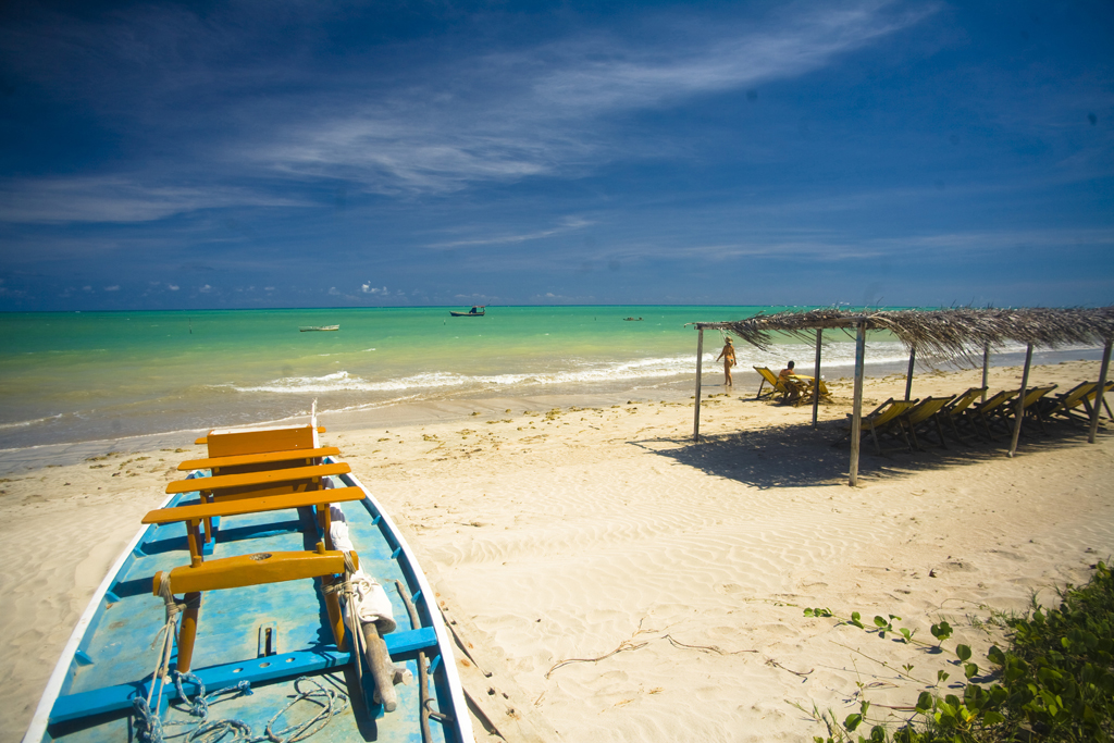 Jangada para passeio na Praia do Toque, em São Miguel dos Milagres, Alagoas