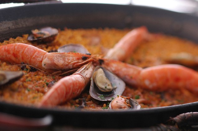 Num restaurante espanhol, a paella é item essencial. Essa paella marinera é do Eñe, no Rio de Janeiro (RJ)