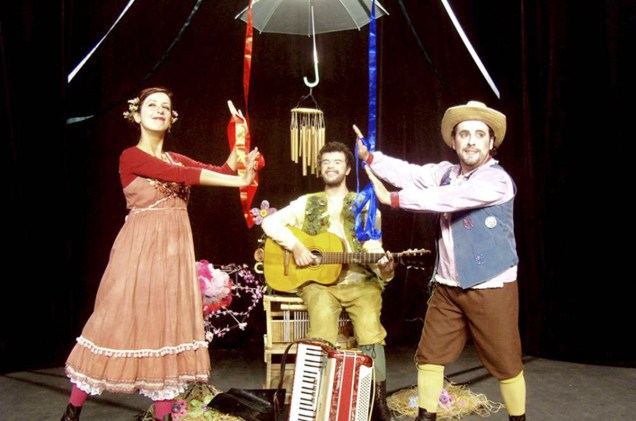 O Grupo Residência apresenta o espetáculo "Ciranda das Flores" no Festival de Inverno em 2014