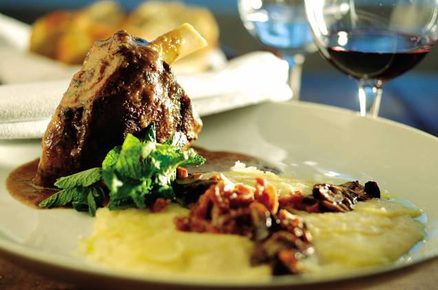 Paleta de cordeiro ao molho de vinho servido com polenta branca, crocante de presunto de parma, cogumelos frescos, regado ao azeite trufado do restaurante Trattoria da Rosario, Brasília Paleta de cordeiro ao molho de vinho servido com polenta branca, crocante de presunto de parma, cogumelos frescos, regado ao azeite trufado do restaurante Trattoria da Rosario, Brasília