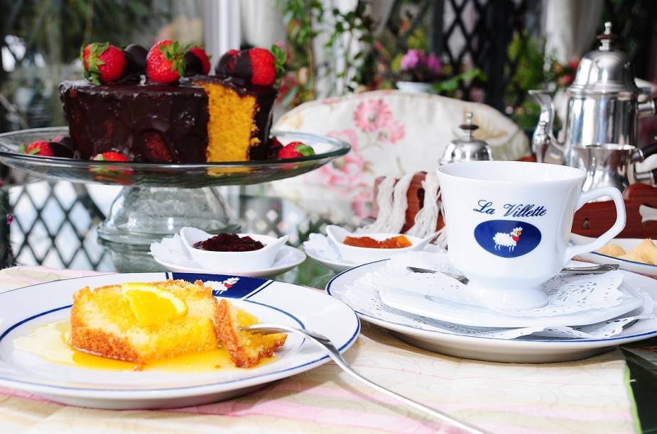 Bolo de Laranja servido no café da manhã, que não tem hora para acabar